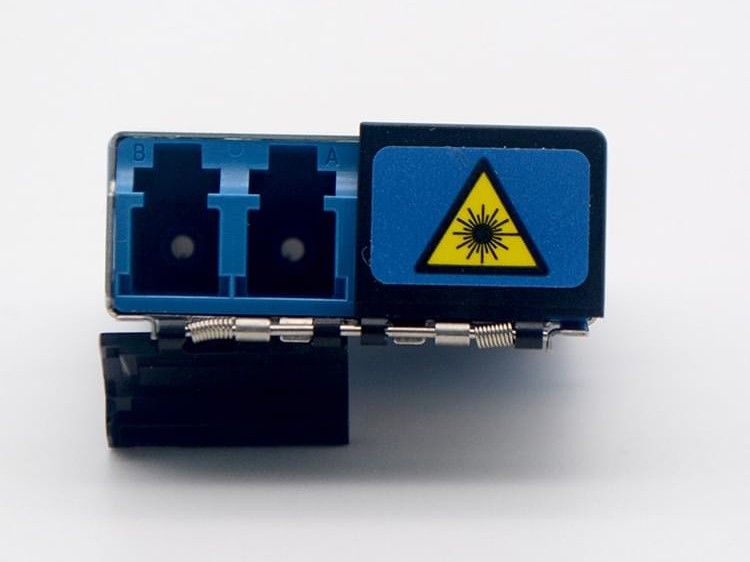 LC UPC 四聯(lián)帶蓋光纖適配器，耦合器